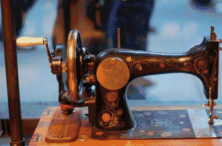 江南城發(fā)拾荒小分隊(duì)——木條凳、陶瓷缸、縫紉機(jī)、自行車，還有用了幾十年的紅木箱