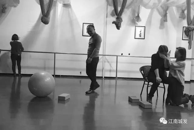 排練時(shí)演員入戲落淚 排練時(shí)演員入戲落淚