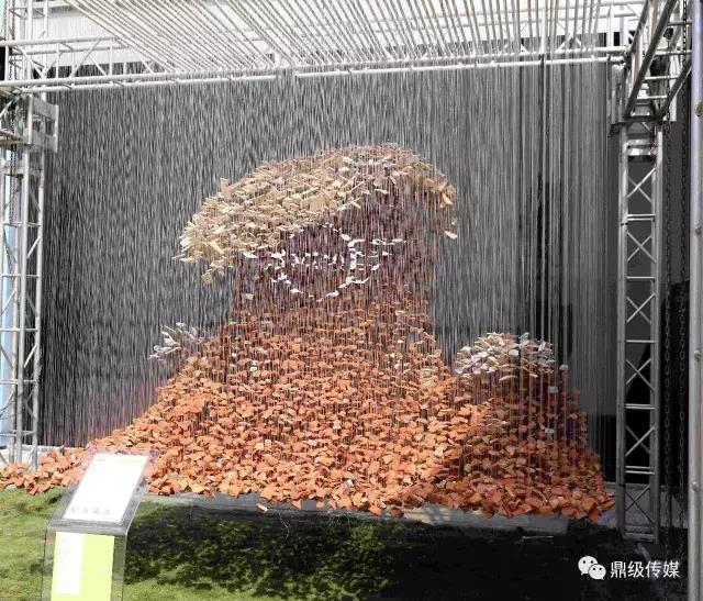 由棚戶區(qū)拆下的磚渣、瓷磚碎片用魚線串成名為《紅海》的藝術(shù)裝置