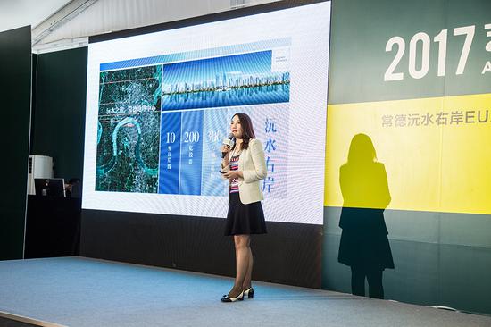 常德市江南城市發(fā)展有限公司董事副總經(jīng)理谷穗則為現(xiàn)場觀眾介紹了這個投資超過200億元、面積300萬平方、持續(xù)建設8到10年的沅水右岸如何建構(gòu)城市·人·生活三者之間的關(guān)系